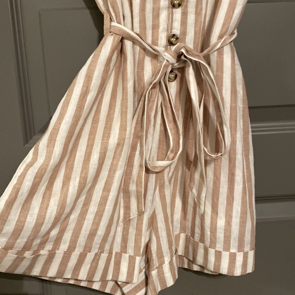 Striped, linen romper. Never been worn from Juju’s boutique - Picture 3 of 4